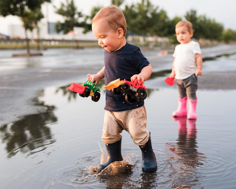 Beneficiile jucatului in noroi pentru copii: imunitate mai puternica si dezvoltare armonioasa